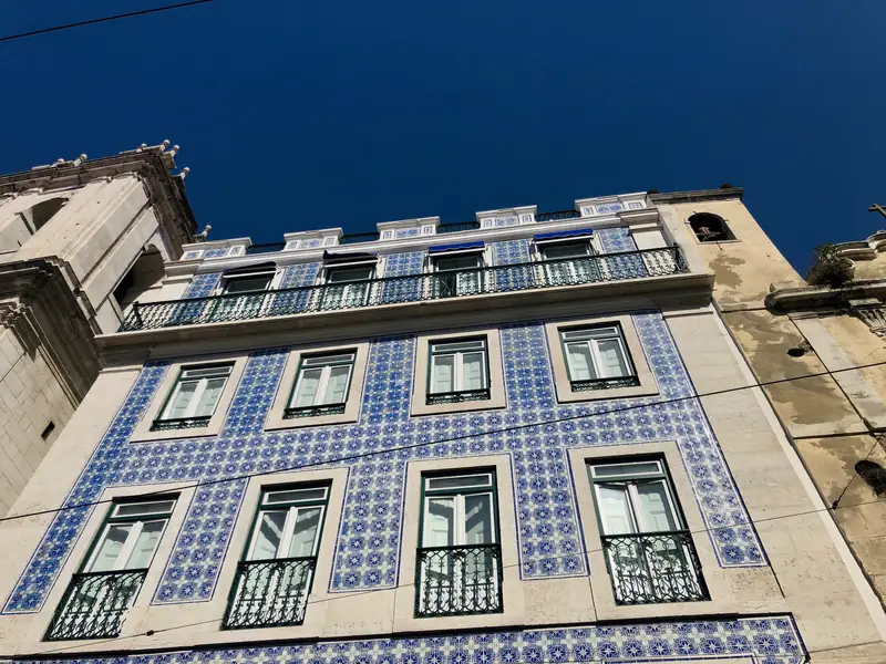 Fachada de azulejos azuis num prédio de Lisboa